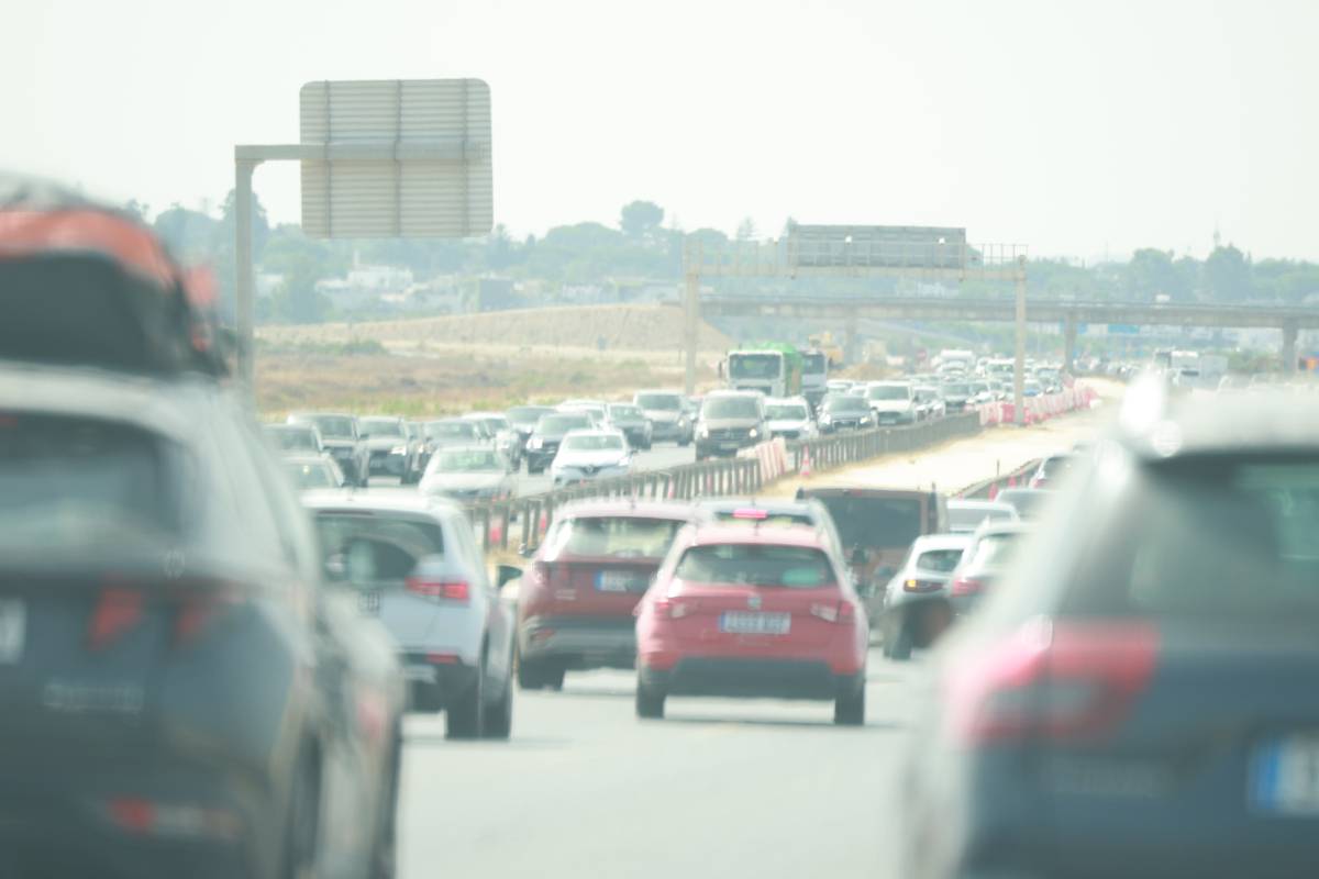 Jornada caótica con retenciones en el cruce de la A-4 Tres Caminos hacia Chiclana y 20 kilómetros de tráfico lento en la AP-4