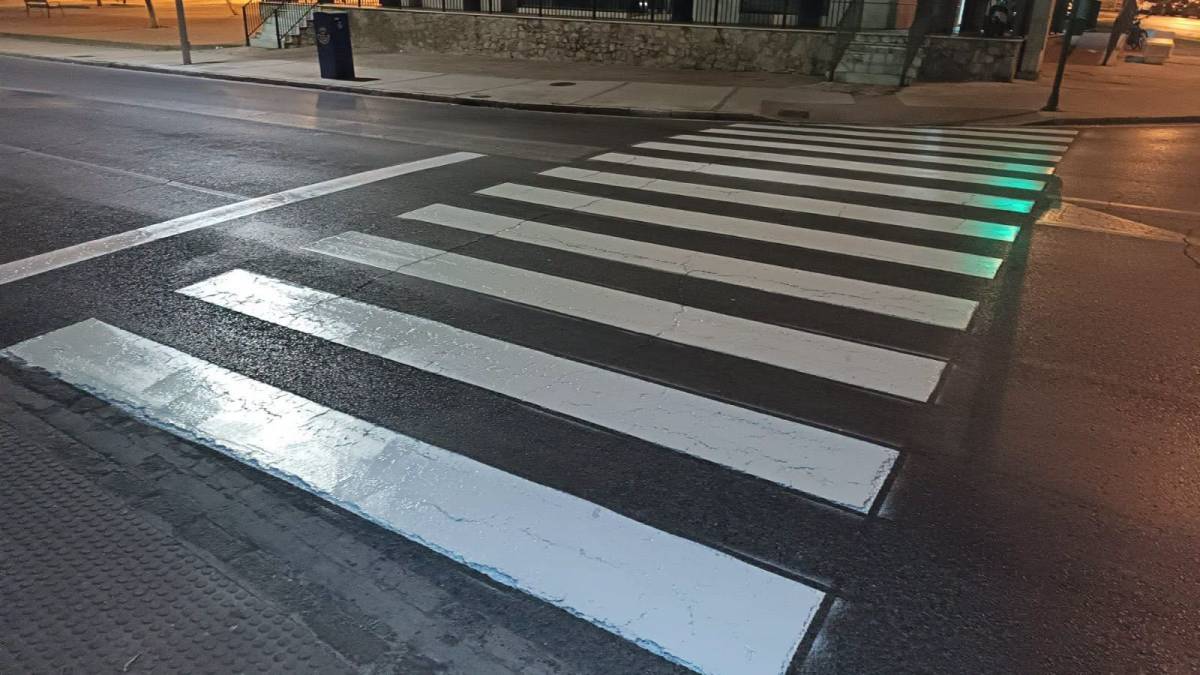 Pasos de peatones, pintados. - Pasos de peatones, pintados.