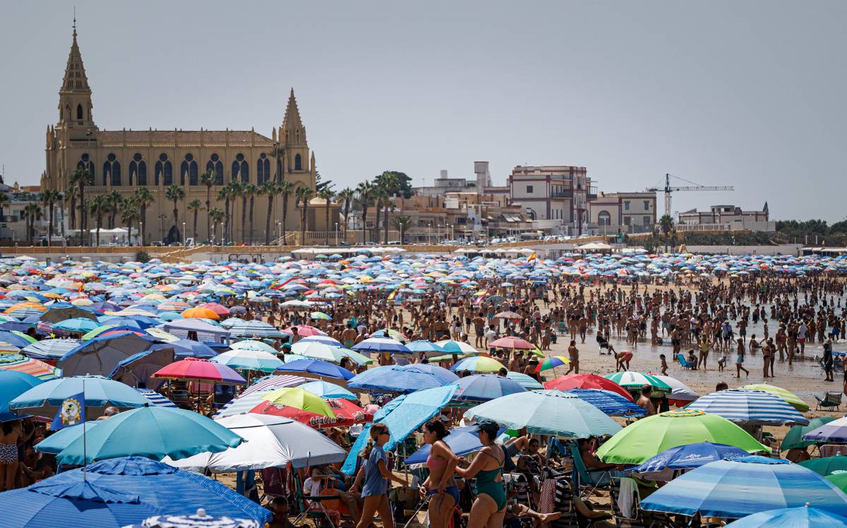 El lleno de las playas de Chipiona, en imágenes