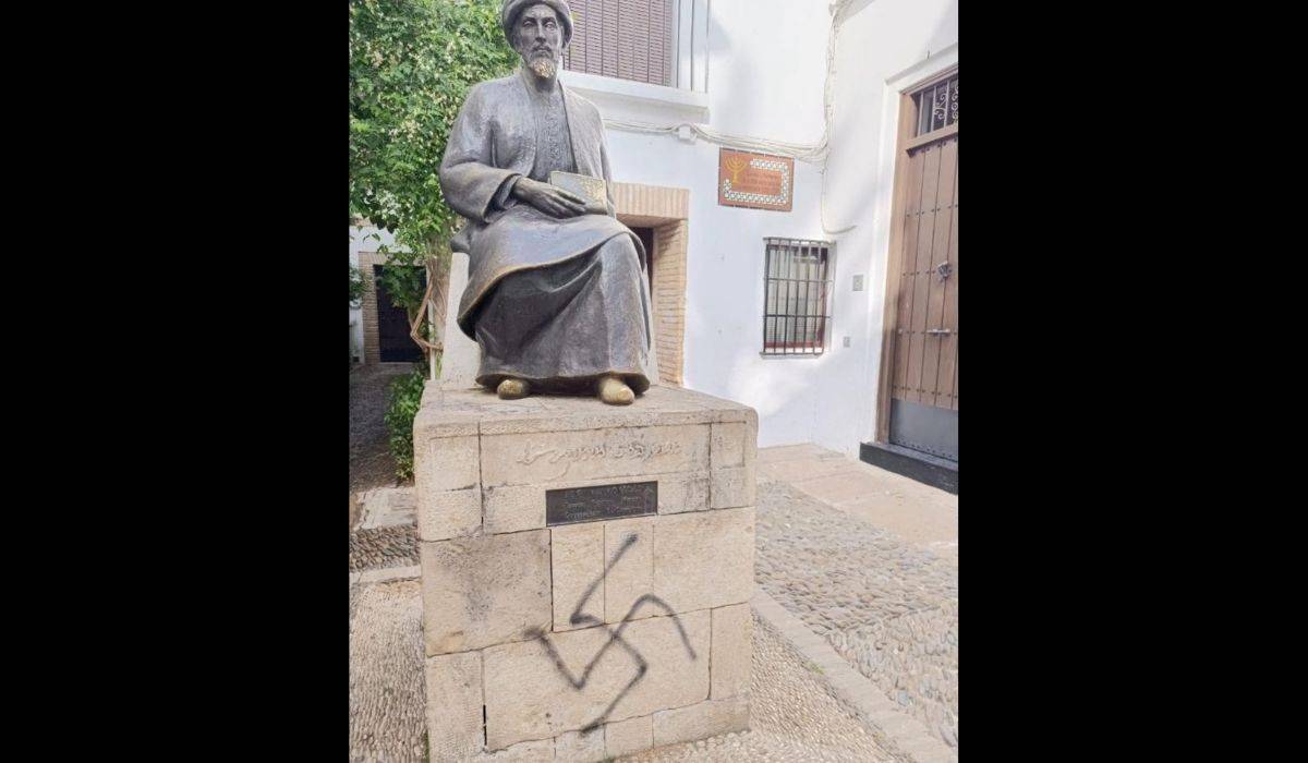 Pintan una esvástica en la escultura en Córdoba al filósofo sefardí Maimónides