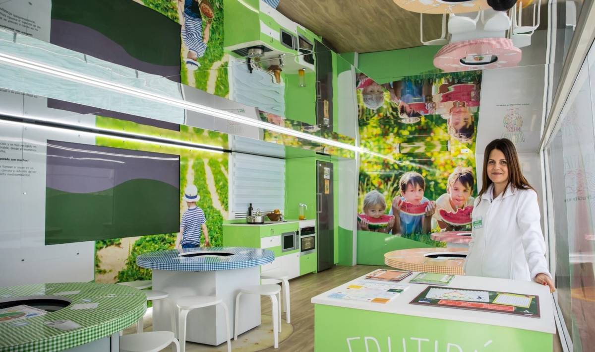 El ‘Frutibús’ llega a 149 municipios y más de 26.000 andaluces - El ‘Frutibús’ llega a 149 municipios y más de 26.000 andaluces