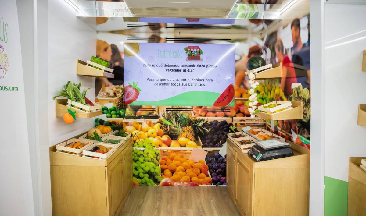 Alimentación, producción agrícola y hábitos saludables: así es el 'Frutibús' que recorre las escuelas de Andalucía