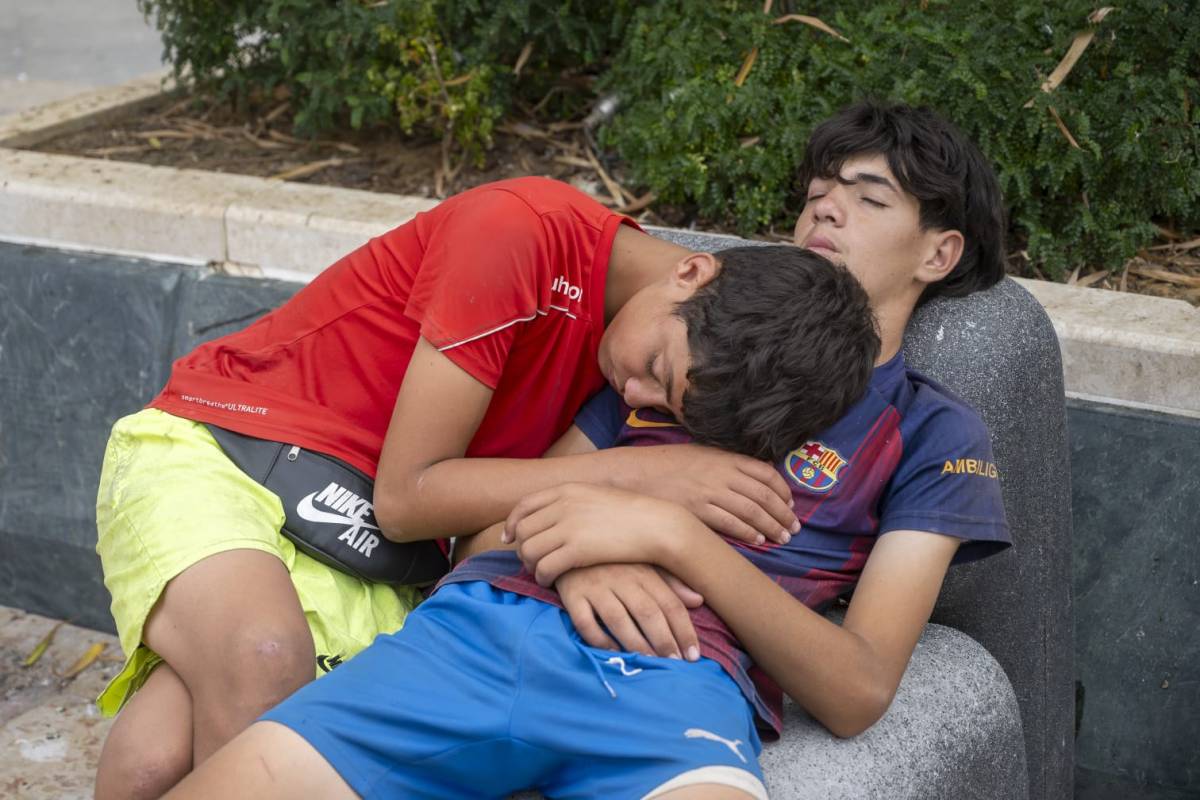 Galería de fotos | Las calles de Ceuta tras el asalto a la valla: personas de todas las edades, sin techo en la ciudad
