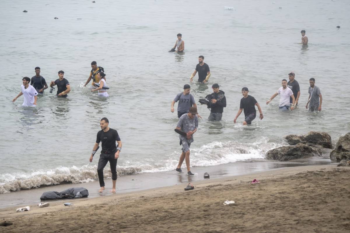 Marruecos reconoce 11 muertos en su territorio y reduce el número de entradas a Ceuta a 40.000