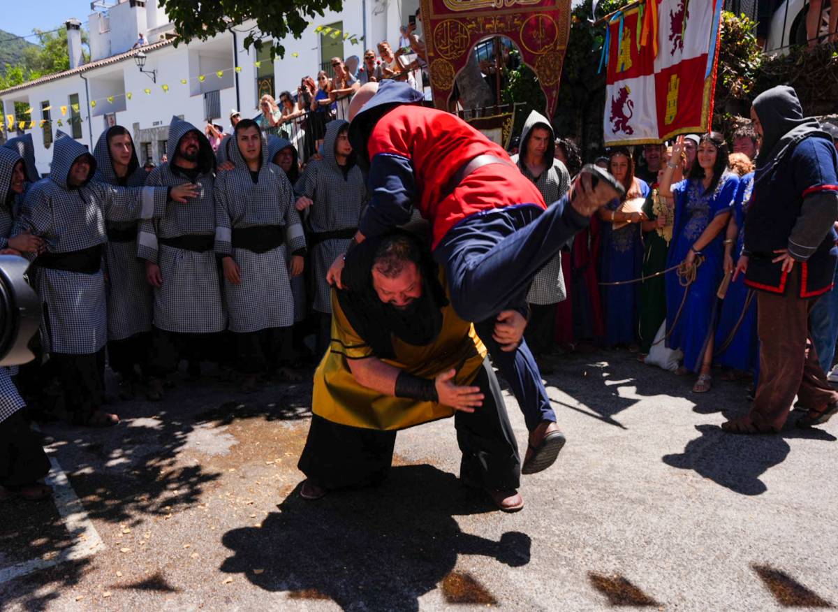 La recreación de moros y cristianos en Benamahoma, un espectáculo en la Sierra de Cádiz, en imágenes