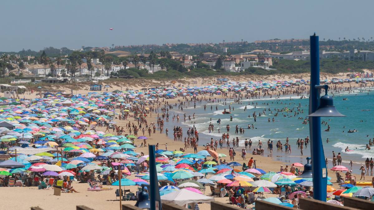 Chiclana bate récords y se convierte este verano en la 'cuarta' ciudad de Andalucía en población: supera a Granada y Jerez