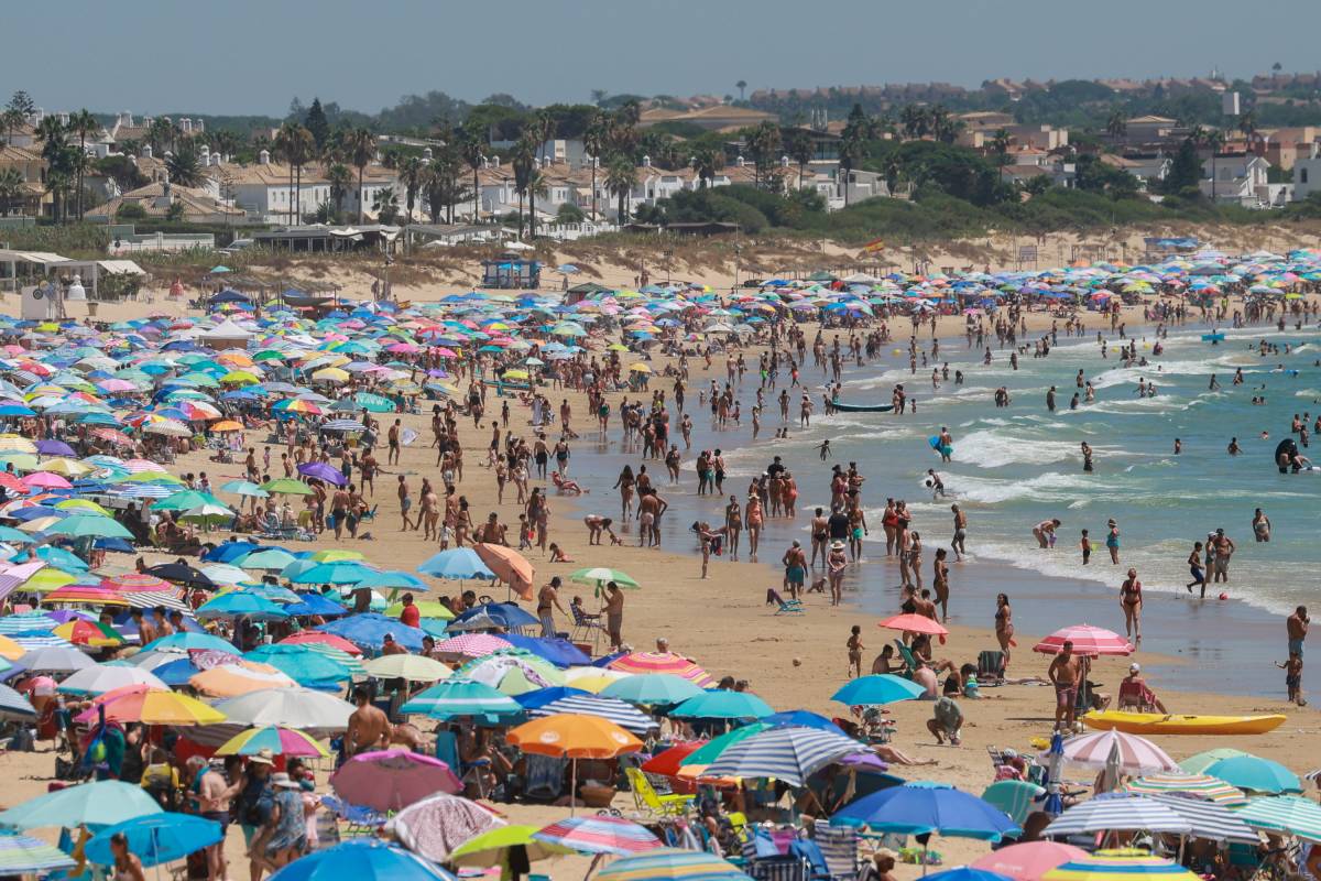 Las playas de Cádiz, hasta la bandera en el primer domingo de agosto: así está La Barrosa en Chiclana