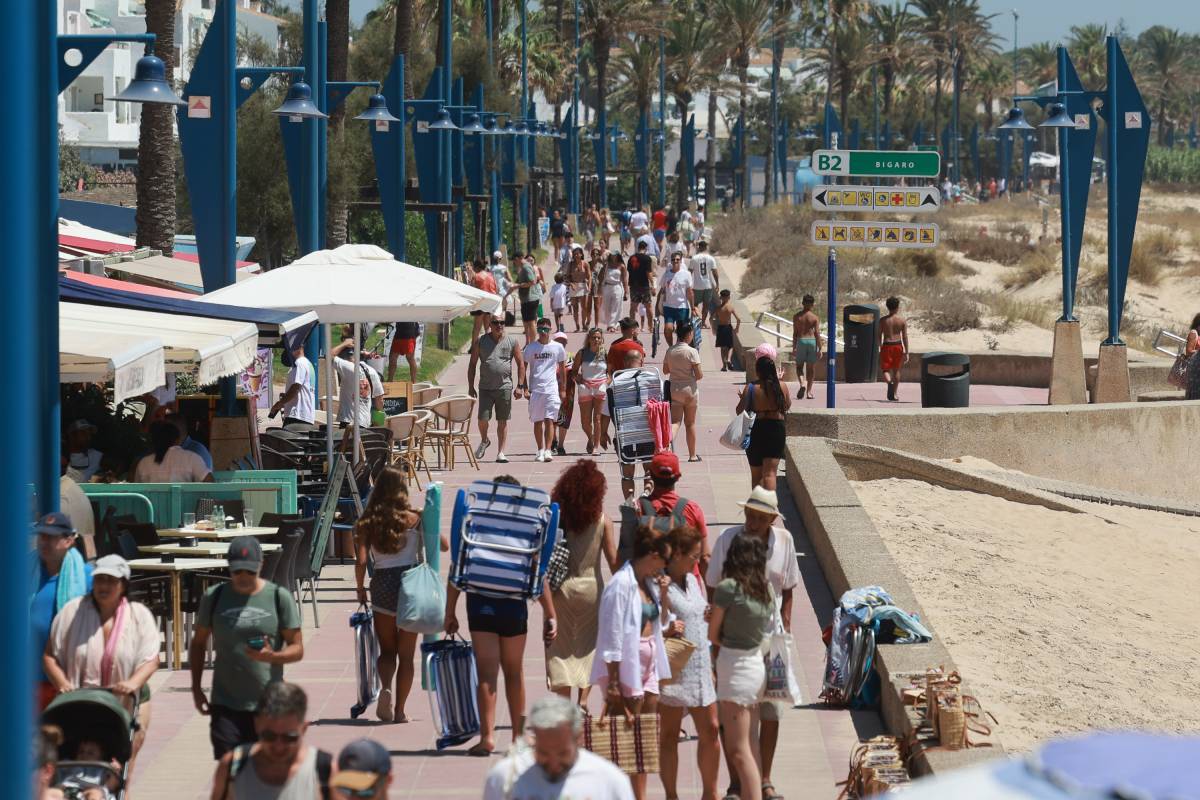 El subidón en cantidad de arena que se nota muy claramente nada más llegar a la playa en Chiclana