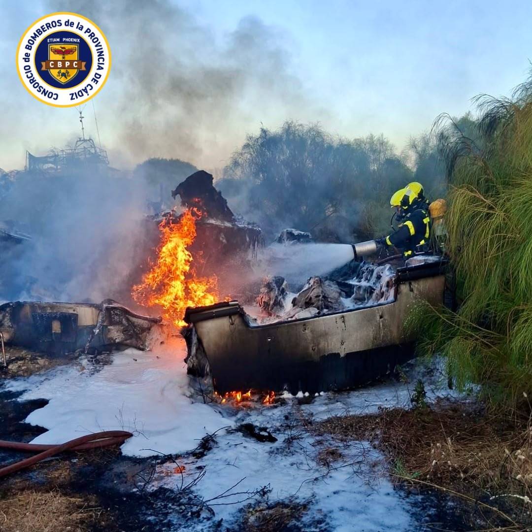 Fuego en una de las embarcaciones. - Fuego en una de las embarcaciones.