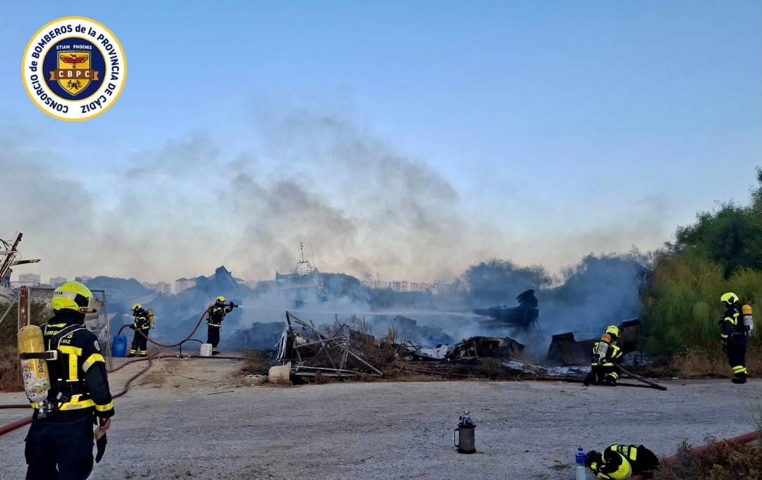 Primeras imágenes desde el lugar del incendio de El Puerto, que afecta a varias embarcaciones incautadas
