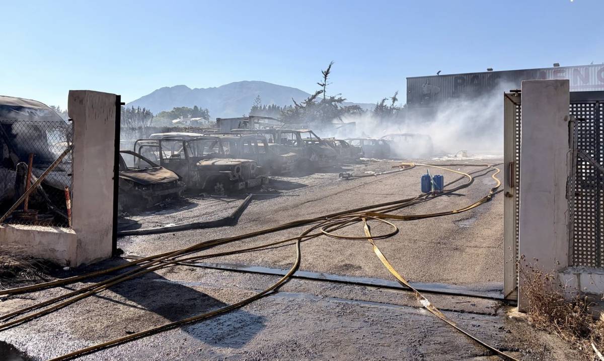 Alivio en Málaga: Infoca retira sus medios del incendio de Estepona que obligó a evacuar a 70 personas y cortar la A-7