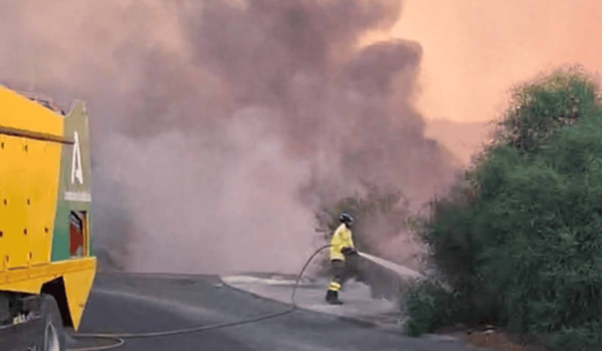 Bomberos actúan en el incendio activo en Algeciras