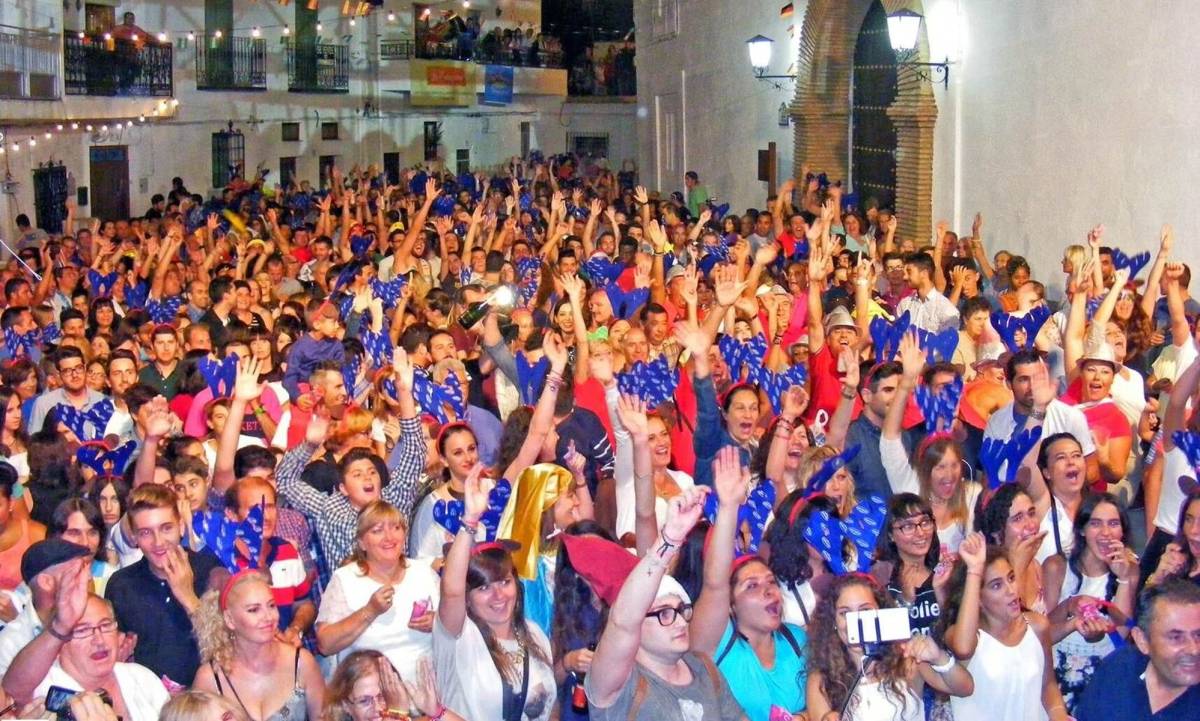 Los vecinos del pueblo granadino de Bérchules celebrando la Nochevieja en agosto hace unos años - Los vecinos del pueblo granadino de Bérchules celebrando la Nochevieja en agosto hace unos años
