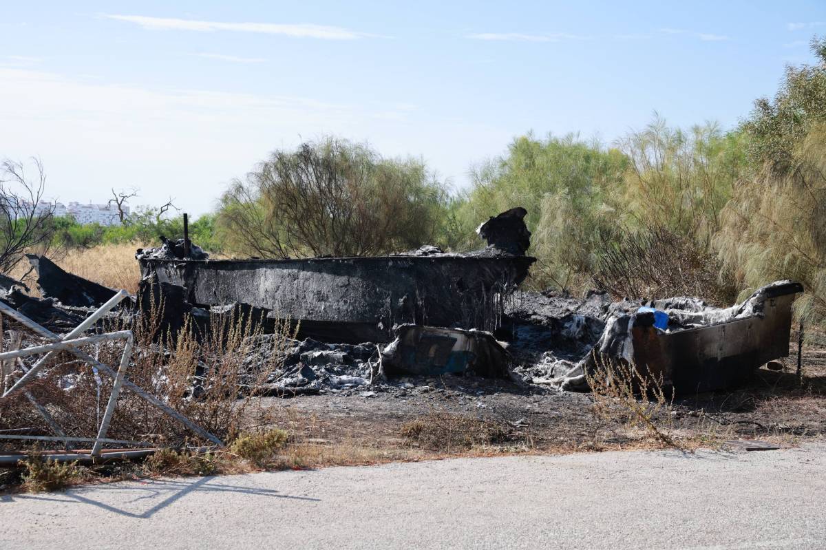 Los restos que ha dejado el fuego en el depósito de embarcaciones incautadas en El Puerto.