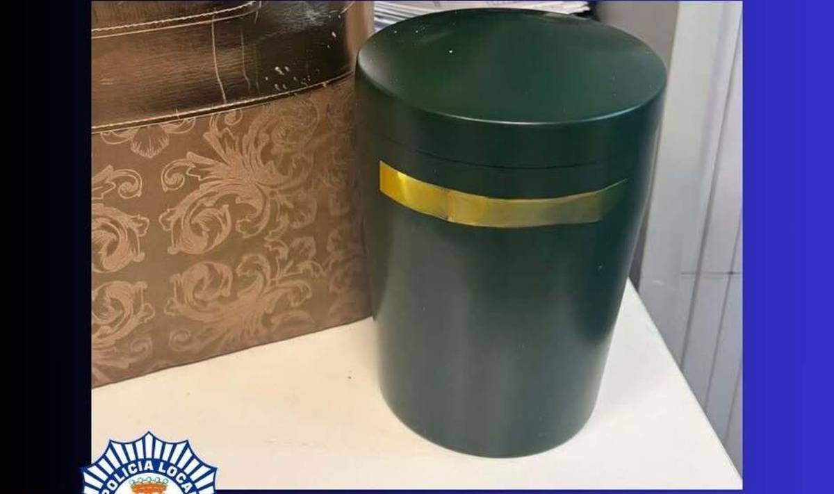 El insólito hallazgo en unas taquillas: encuentran una urna funeraria con cenizas en un supermercado