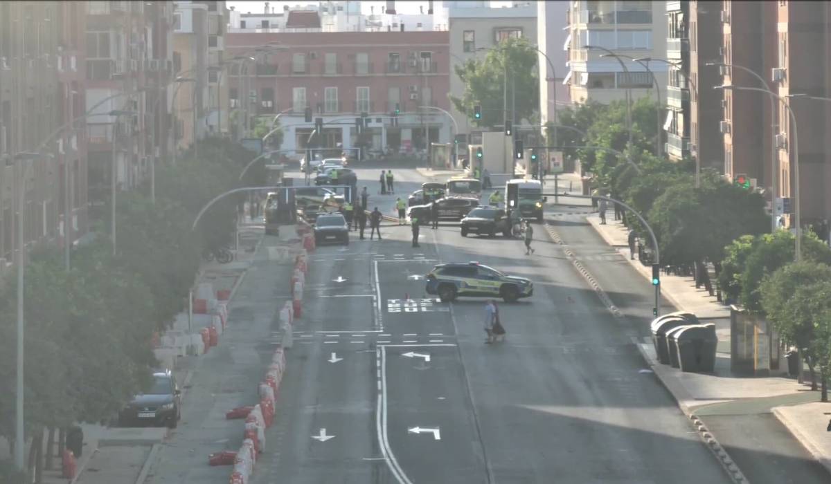 Vuelca un coche de la Policía Nacional cerca de la Estación de Santa Justa en Sevilla