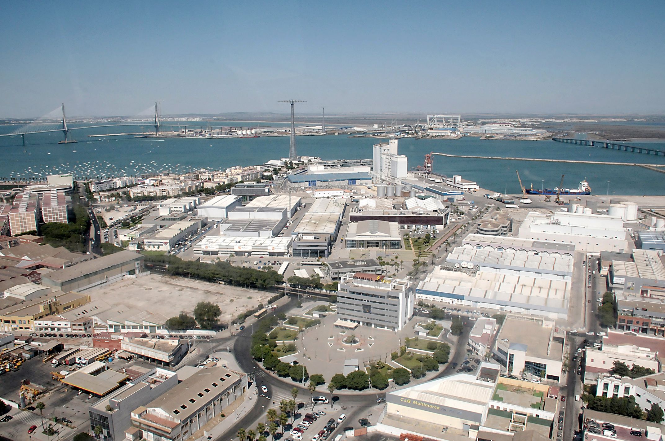El solar de Navalips, junto a la Zona Franca de Cádiz, se estrena como aparcamiento para residentes