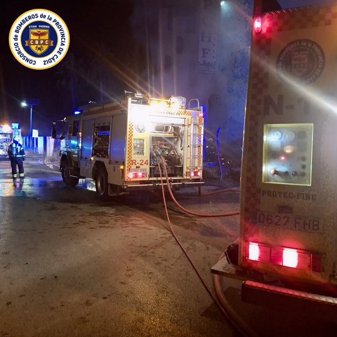 La actuación de bomberos en el incendio de la nave. - La actuación de bomberos en el incendio de la nave.