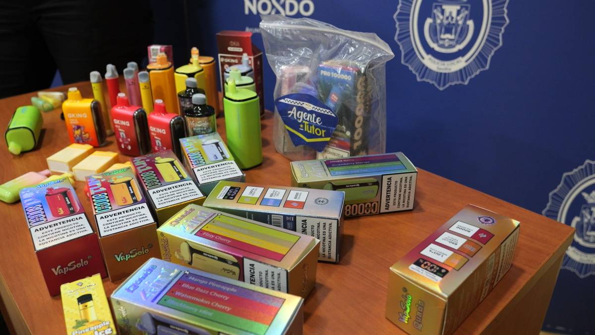 Las mochilas de los jóvenes sevillanos no sólo llevan libros: la Policía encuentra vapers, óxido nitroso y hachís durante el curso