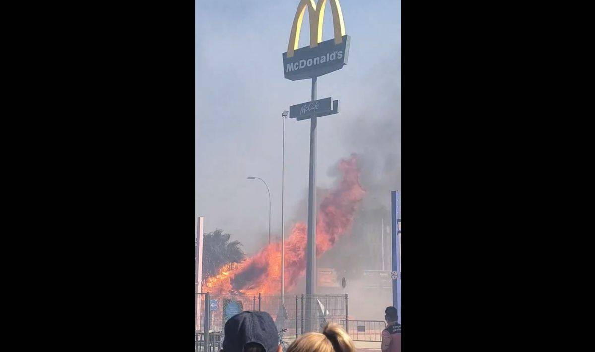 Dos incendios muy cerca en el McDonald's y en los alrededores del Carrefour de Los Patios colapsa la MA-20 para entrar y salir de Málaga