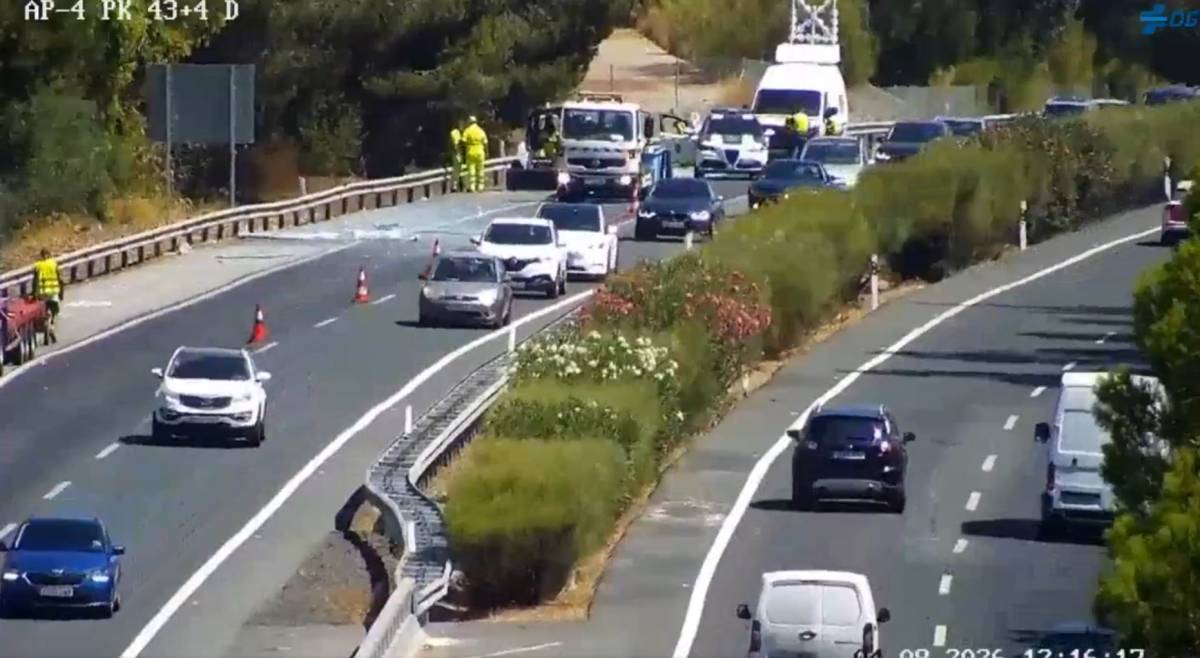 Un accidente y una pérdida de carga de un vehículo provocan retenciones en la AP-4 a la altura de Las Cabezas
