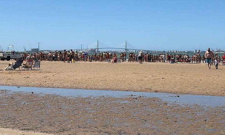 Revuelo en la playa de Valdelagrana por un rescate en el mar: era parte de un simulacro de las Emergencias