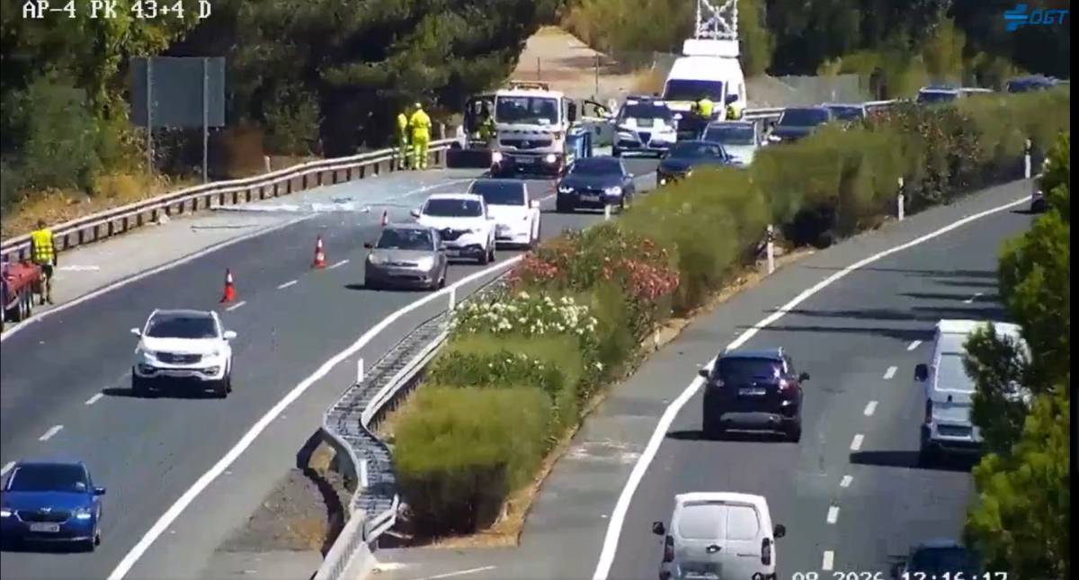 Hasta 14 kilómetros de retenciones en la AP-4 a la altura de Las Cabezas por la caída de cristales desde un camión