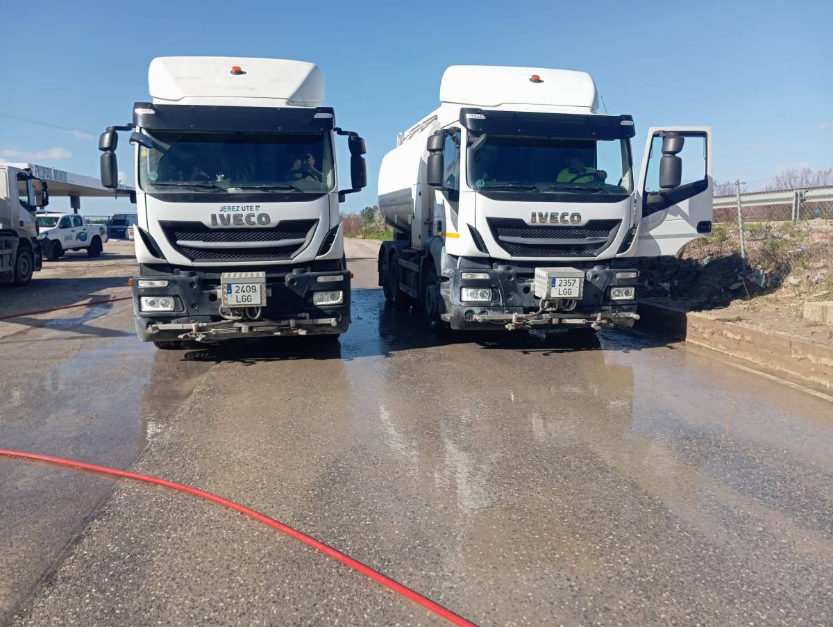 El Ayuntamiento de Jerez comenzará a limpiar las calles por las tardes en estos cuatro barrios: camión cisterna, pick-up e hidrolimpiadoras