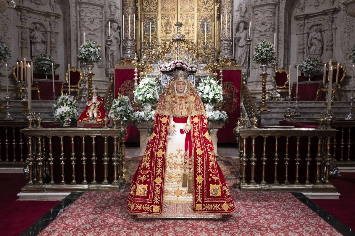 La Virgen de los Reyes ya está preparada para su primer besamanos de agosto con el Manto de los Apóstoles