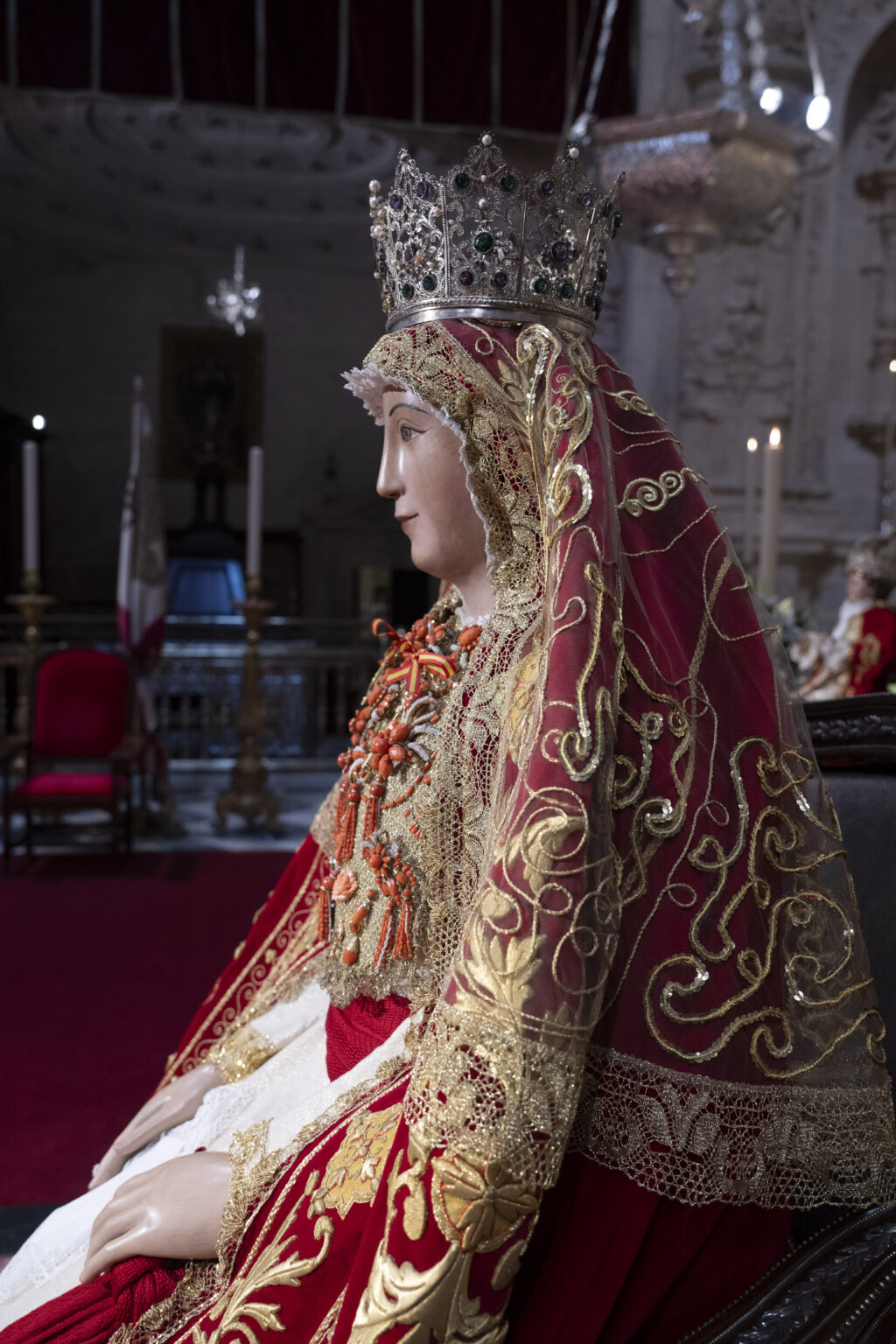 Imagen de perfil de la Patrona de Sevilla en la Capilla Real.