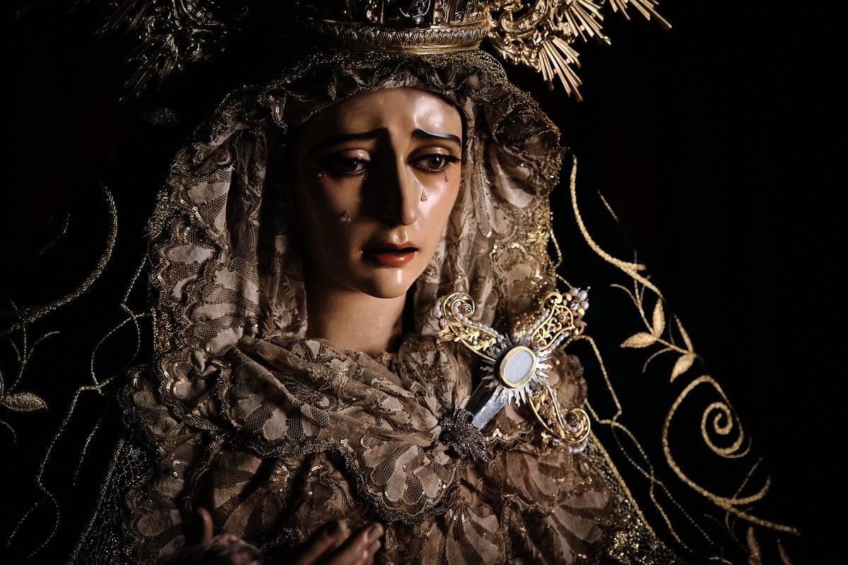 La Virgen de la O de Jerez pasa por el taller de Pedro Manzano para una revisión y tareas de mantenimiento