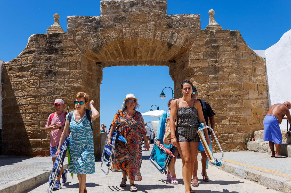 Más de 60 imágenes y cientos de vecinos y turistas entre La Viña y La Caleta, almas de 'Cádiz, Cadi'
