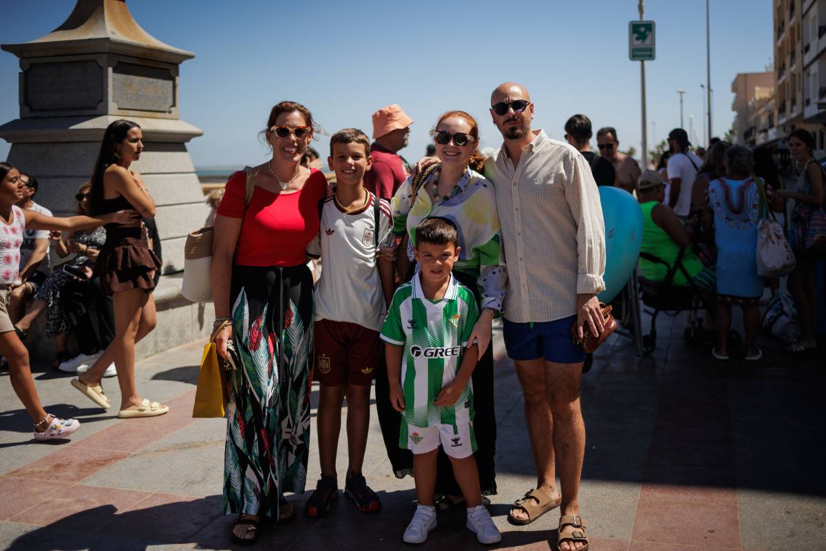 La "pequeña Sevilla" de la costa gaditana: familias, décadas de veraneo y una 'calle Sierpes' junto al mar