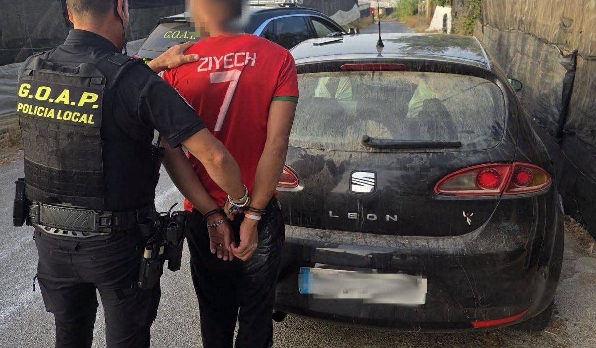 Intenta atropellar con su coche en Almería a una víctima de violencia machista: trabajadores de una empresa impiden la agresión 