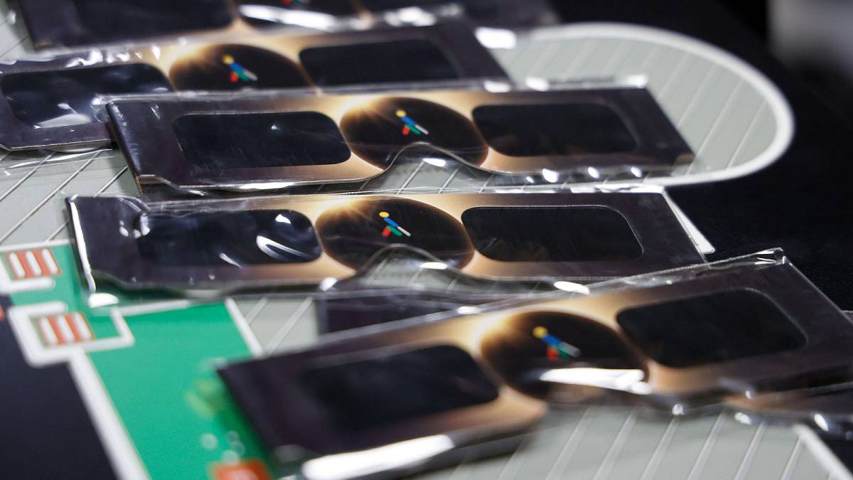 Los riesgos de mirar al eclipse sin gafas homologadas: la retina no tiene receptores del dolor y el daño puede ser irreversible