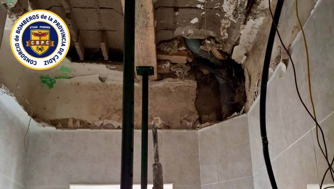 Doble susto en Cádiz: se derrumba el techo de una vivienda y sale ardiendo la cocina de otro inmueble