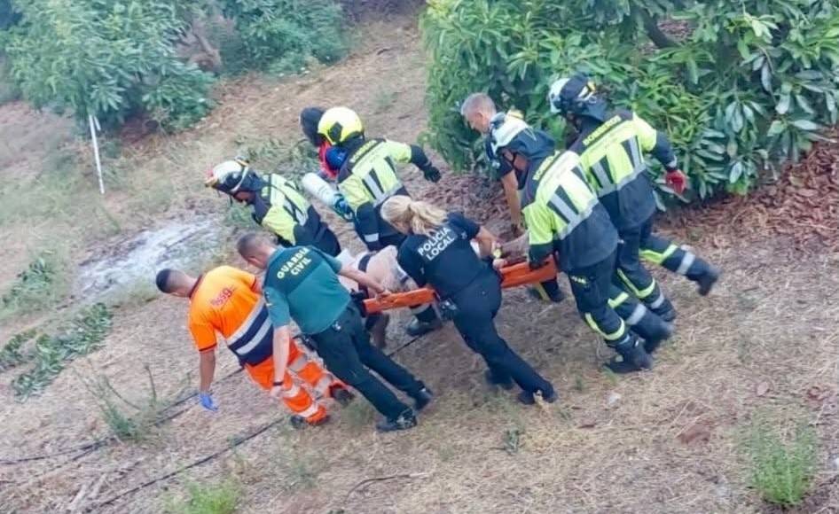 Rescatan a un trabajador en Málaga que cayó a un bidón lleno de agua mientras pintaba