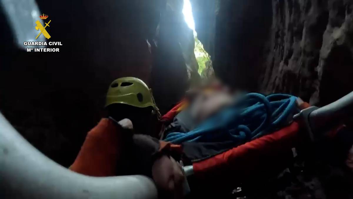 Rescate de una mujer en Zahara de la Sierra. - Rescate de una mujer en Zahara de la Sierra.