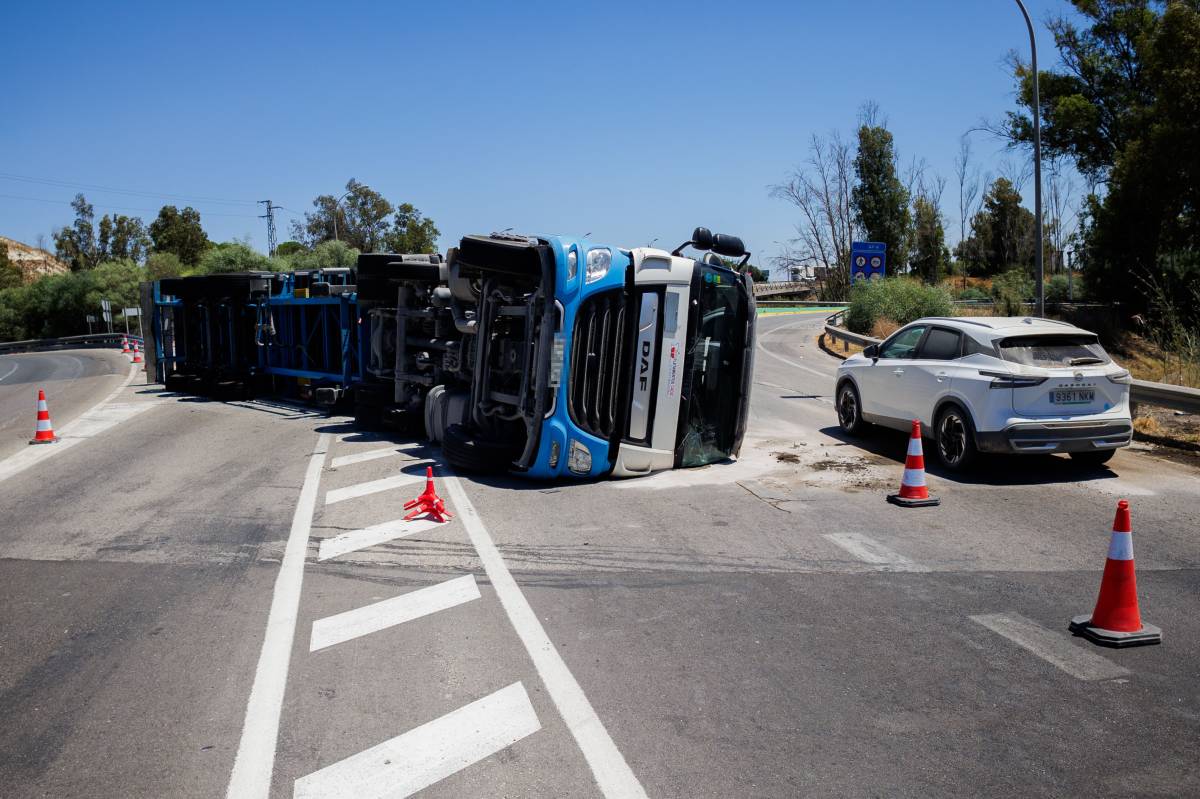 Un camión volcada colapsa la entrada y salida de Jerez hacia el Sur