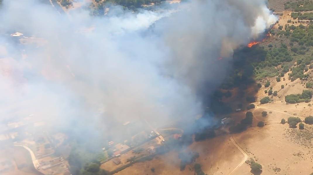 Declarado un incendio forestal en San Roque: la columna de humo negro se ve en todo el municipio y ya hay varios helicópteros en la zona