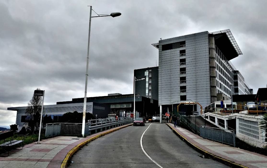 Caso del bebé hallado en un armario en Sada: la madre de 25 años negó estar embarazada tras ir al hospital con una fuerte hemorragia