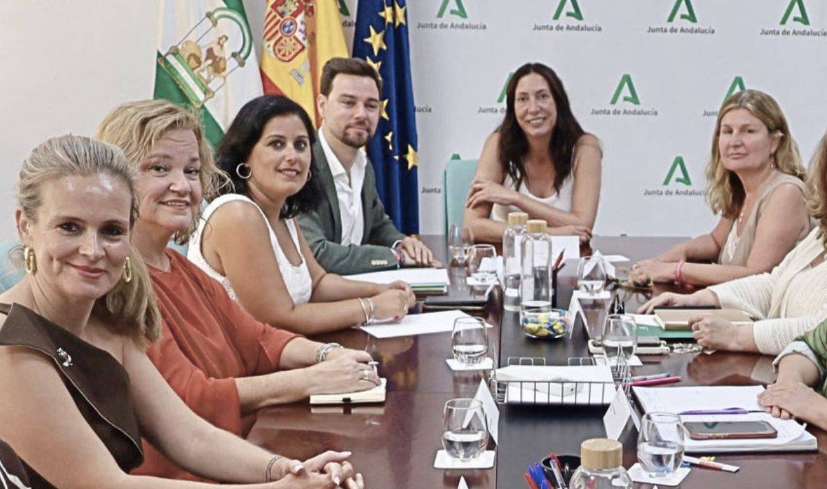La consejera defiende el nombramiento de un hombre en el Instituto de la Mujer y recuerda cargos similares del PSOE: 