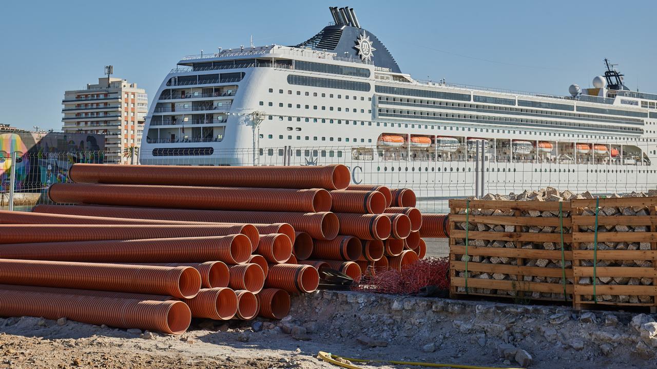 Algunos de los materiales de las obras, con un crucero al fondo. - Ayuntamiento de Cádiz Algunos de los materiales de las obras, con un crucero al fondo.