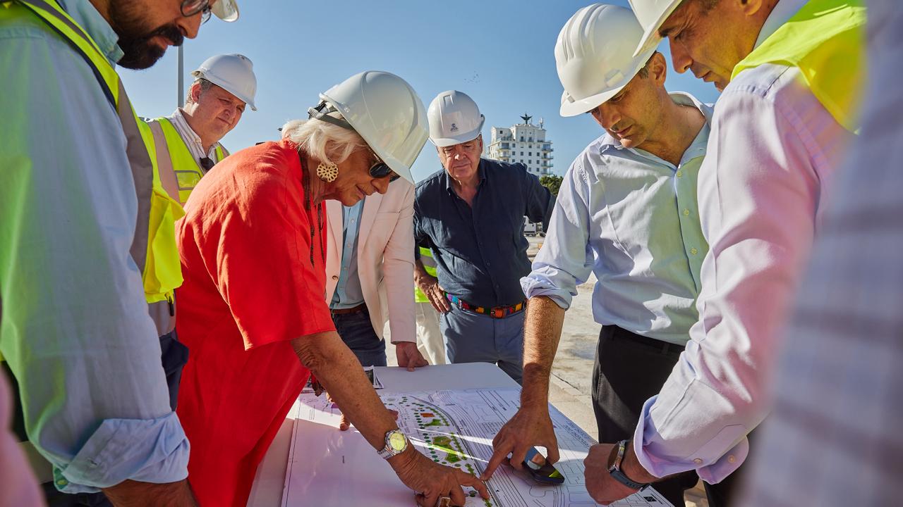 Bruno García, revisando unos planos con Teófila Martínez. - Ayuntamiento de Cádiz Bruno García, revisando unos planos con Teófila Martínez.