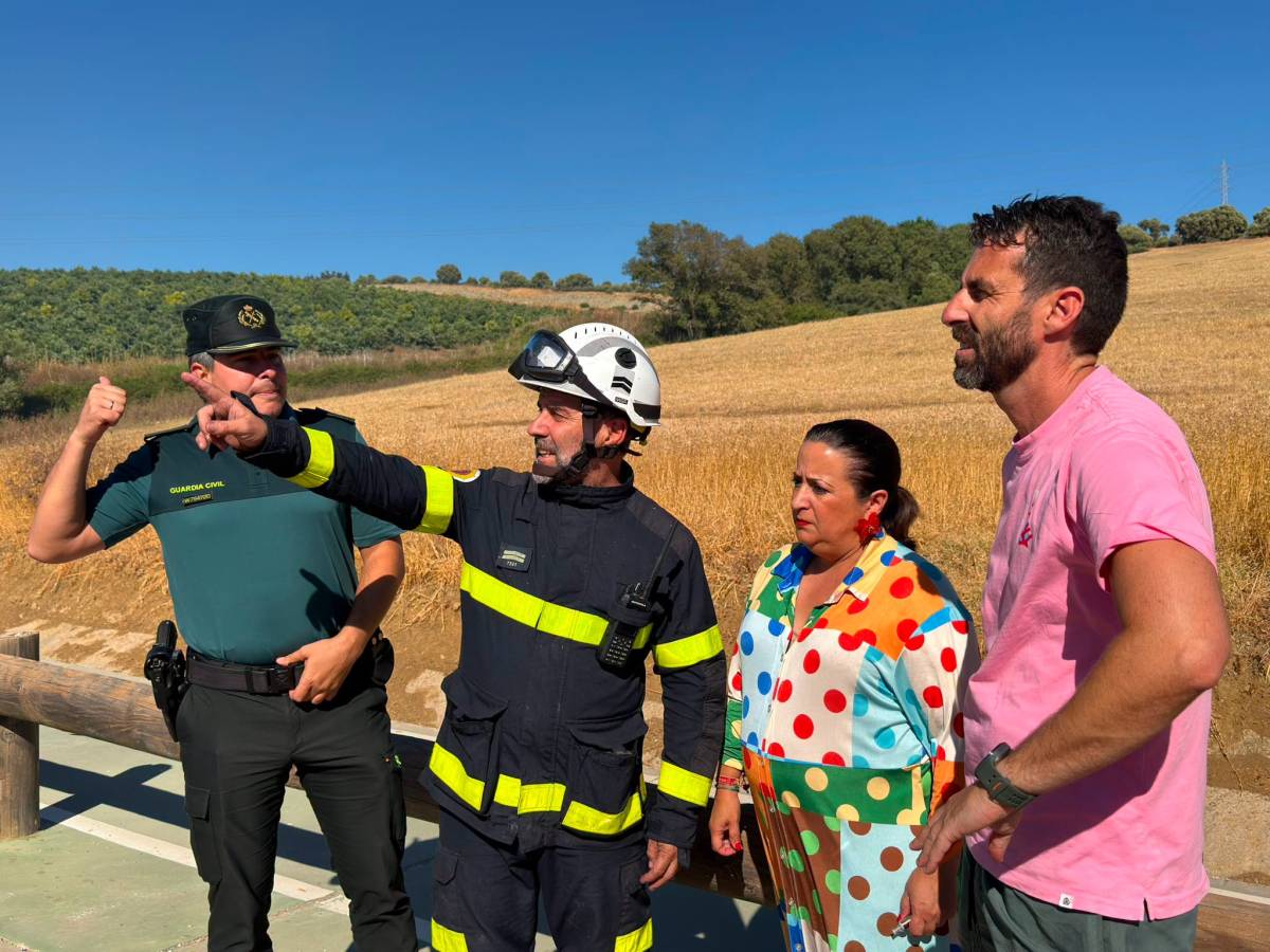 El incendio forestal de San Roque, estabilizado tras cinco horas de intenso trabajo: 19 familias desalojadas y una vivienda con graves daños