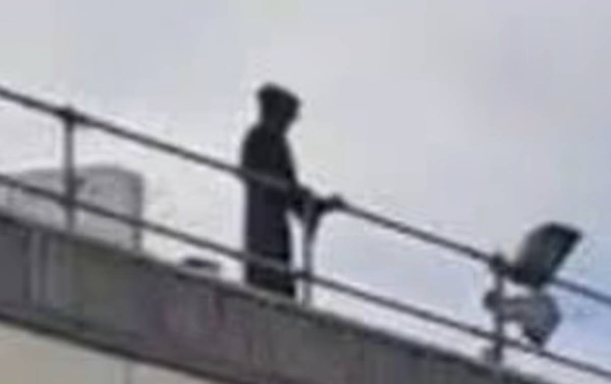 Arrestan a 'la Muerte' tras observar fijamente a pacientes de un hospital