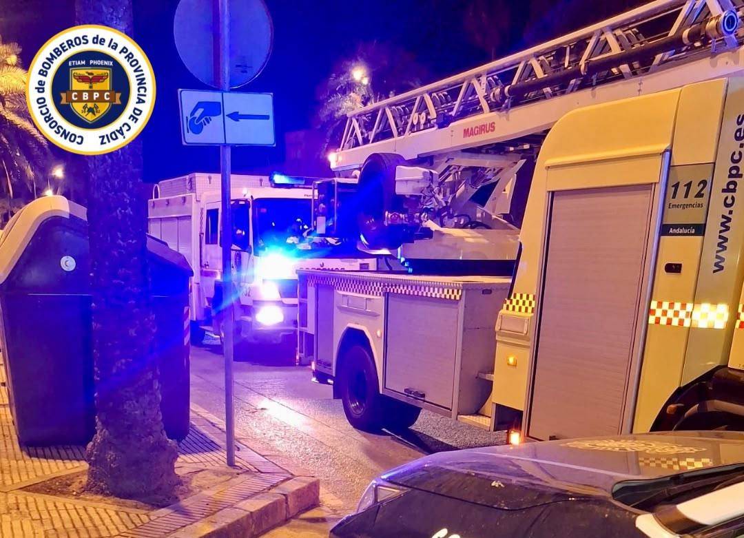 Susto en la avenida Álvaro Domecq de Jerez: el incendio de una vivienda provoca un gran despliegue durante la madrugada