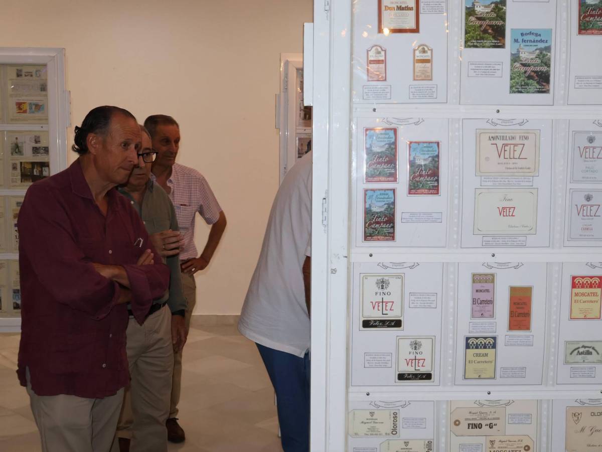 El alcalde, José María Román, en una exposición filatélica inaugurada recientemente con motivo de la efemérides. - El alcalde, José María Román, en una exposición filatélica inaugurada recientemente con motivo de la efemérides.