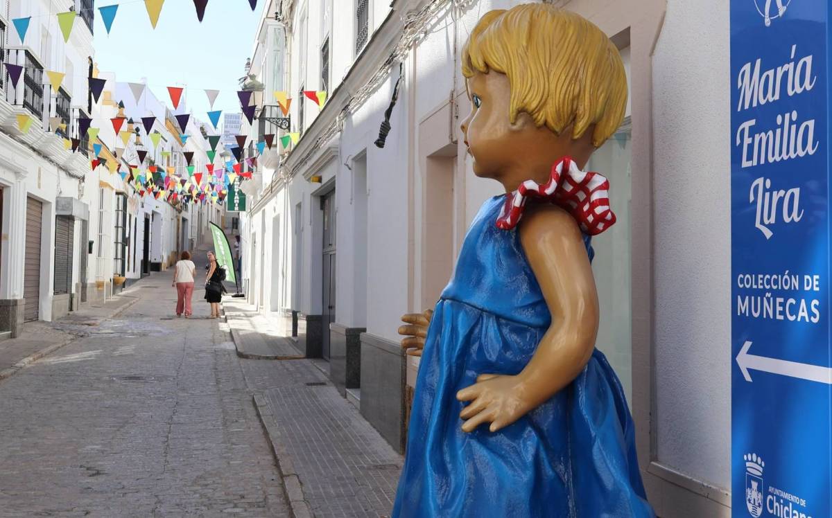 Chiclana celebra 150 años como Ciudad con un mosaico histórico, cien artistas en su Plaza Mayor y hasta con una Mariquita Pérez gigante