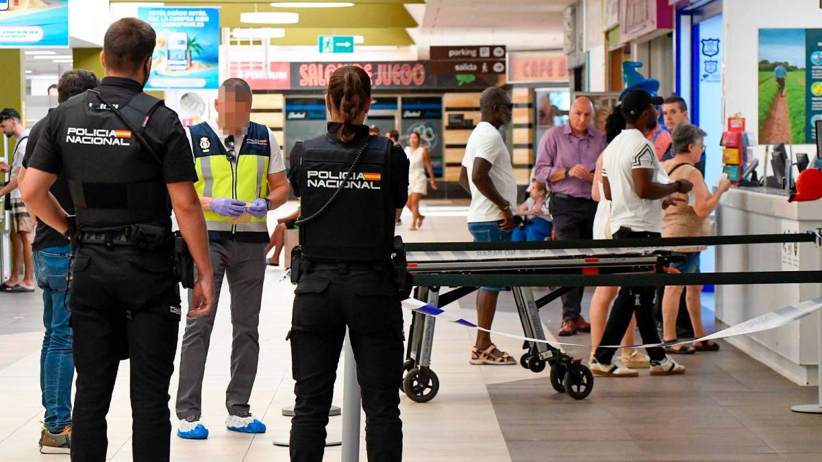 Detienen al hombre que mató a su pareja a puñaladas en un centro comercial de Murcia y se dio a la fuga